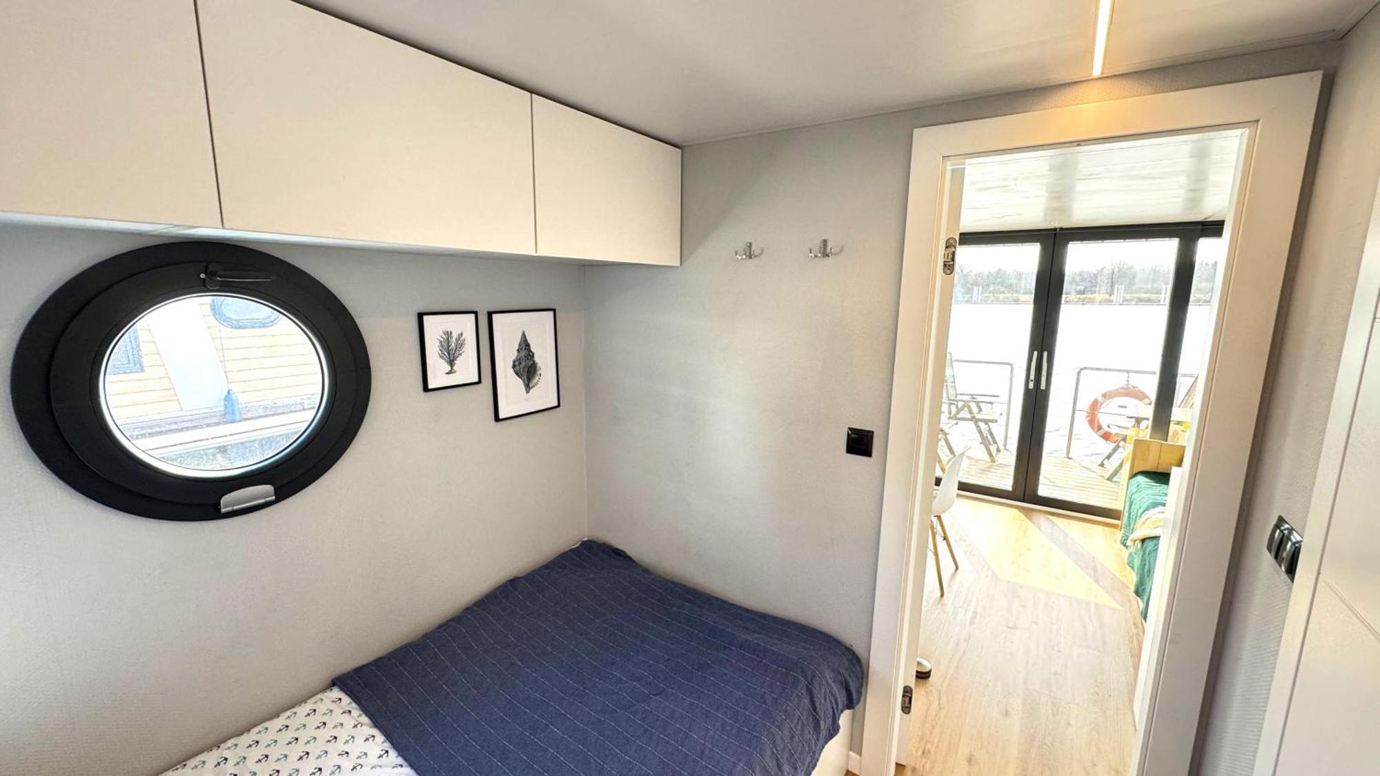 Houseboat Water Boy Apartament Plywajacy Dom Na Wodzie Lodz Uraz  Exterior photo
