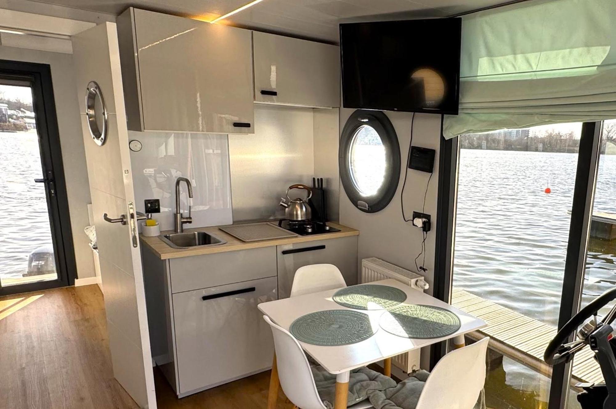 Houseboat Water Boy Apartament Plywajacy Dom Na Wodzie Lodz Uraz  Exterior photo