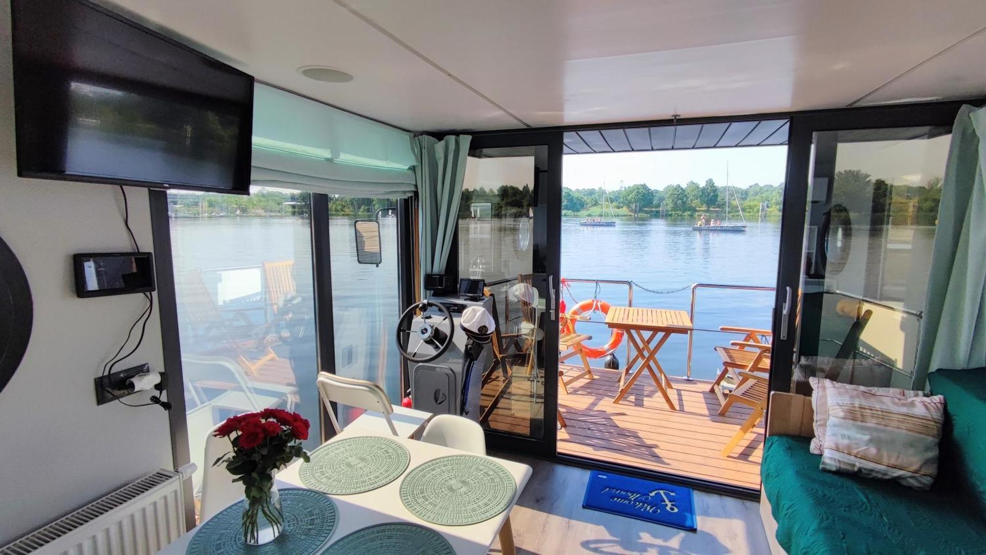 Houseboat Water Boy Apartament Plywajacy Dom Na Wodzie Lodz Uraz  Exterior photo