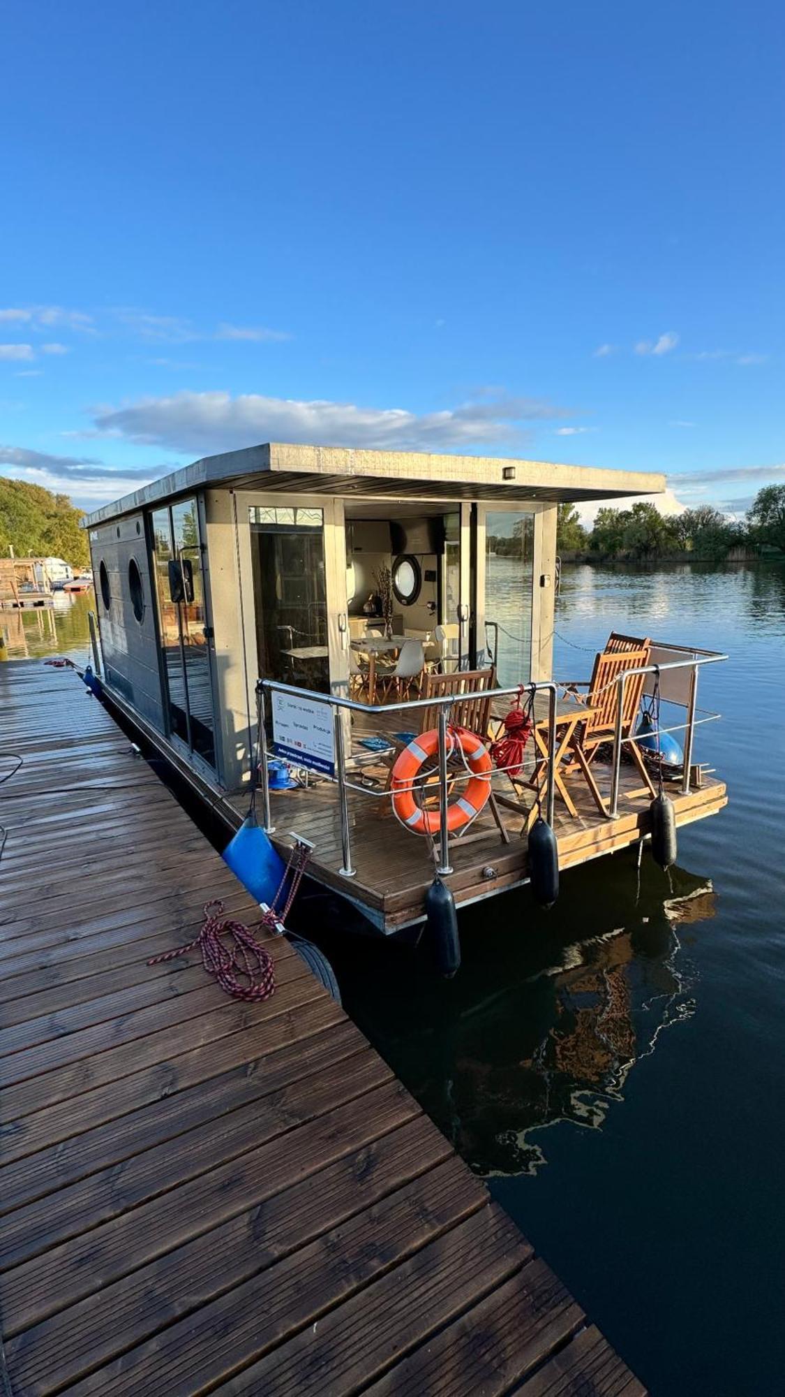 Houseboat Water Boy Apartament Plywajacy Dom Na Wodzie Lodz Uraz  Exterior photo