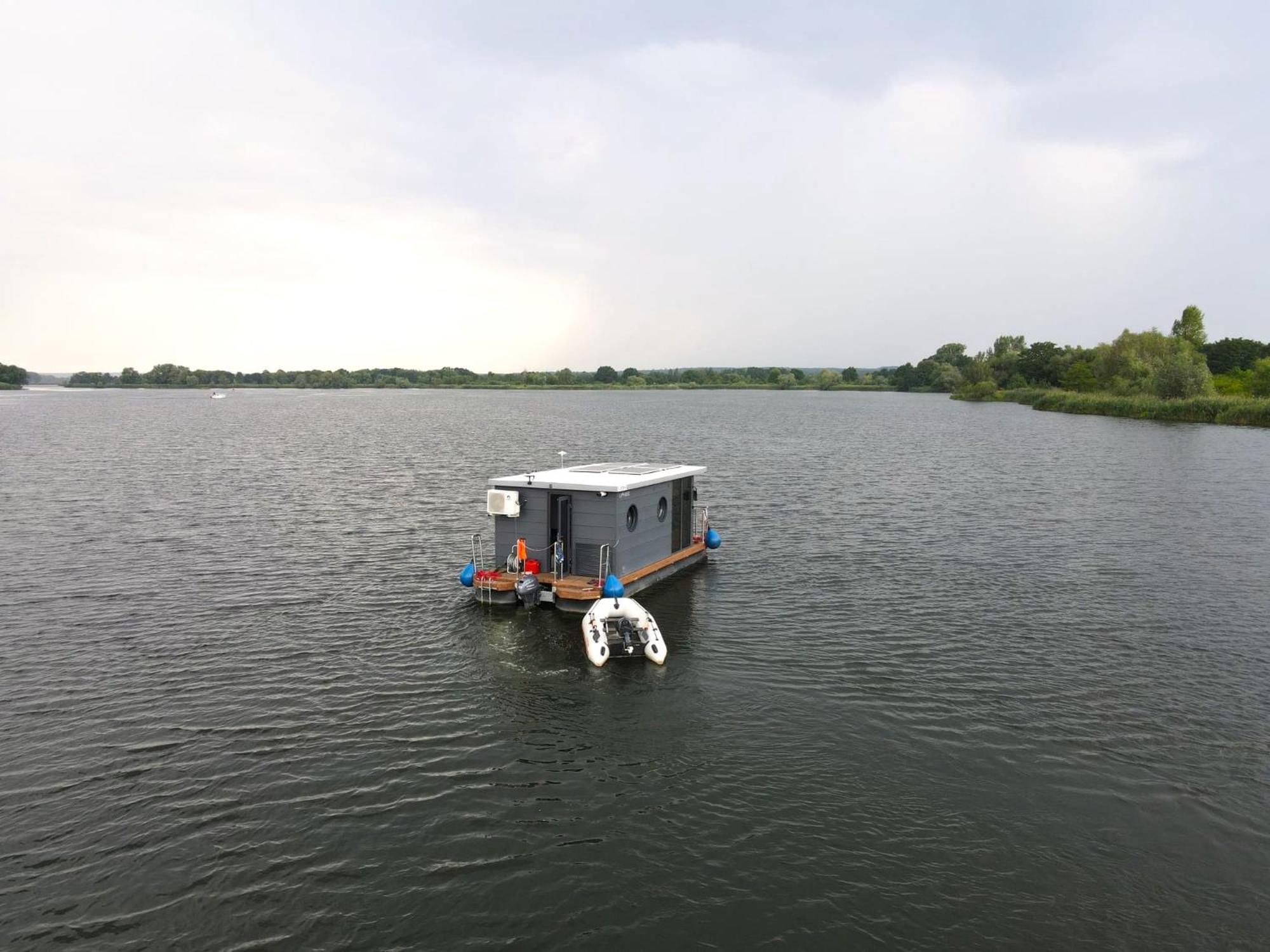 Houseboat Water Boy Apartament Plywajacy Dom Na Wodzie Lodz Uraz  Exterior photo