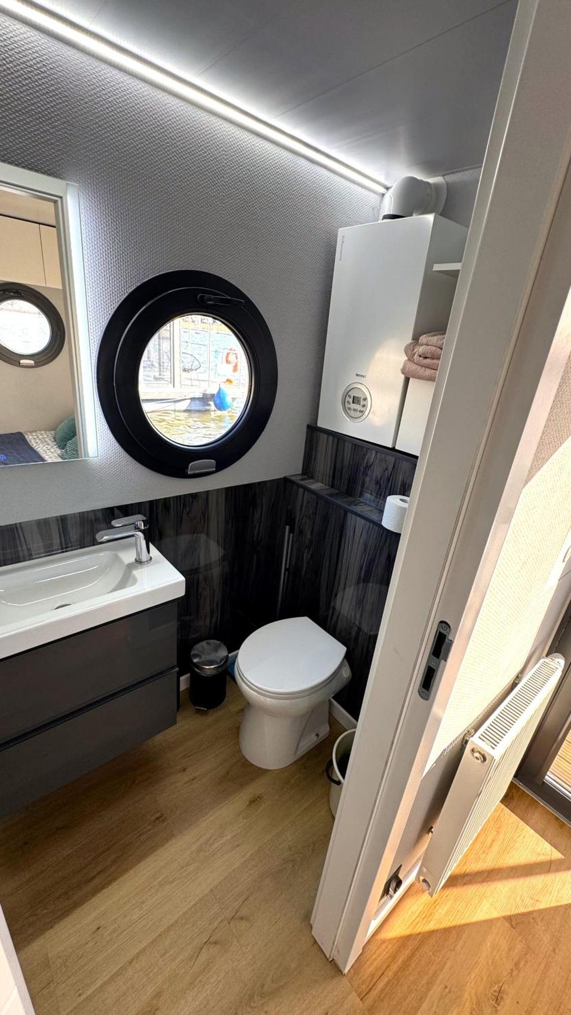 Houseboat Water Boy Apartament Plywajacy Dom Na Wodzie Lodz Uraz  Exterior photo