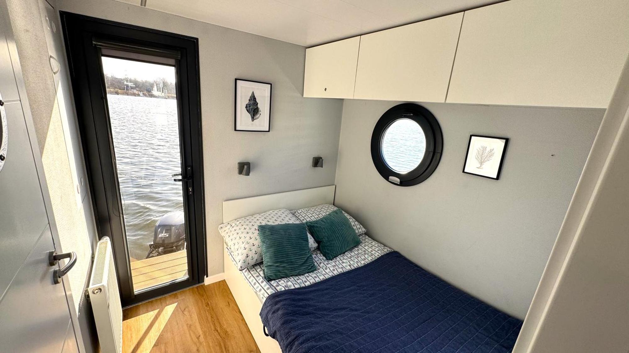 Houseboat Water Boy Apartament Plywajacy Dom Na Wodzie Lodz Uraz  Exterior photo